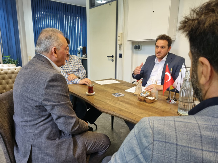 İçi Para Dolu Çantayı Sahibine Teslim Eden Münih'li Taksici Suat Öcalan TC Medical Point Stüdyolarında